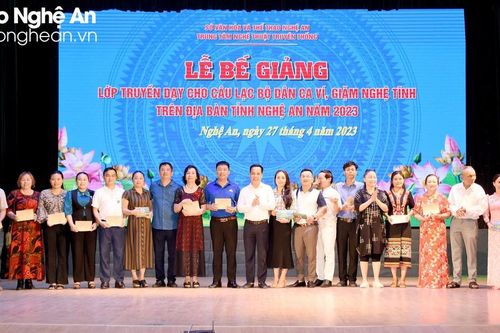 Bế giảng lớp truyền dạy dân ca cho các Câu lạc bộ Dân ca ví, giặm ở Nghệ An