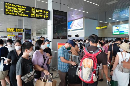 Đi lại dịp nghỉ 30/4: Hàng không gần kín chỗ, đường sắt 'cạn' vé