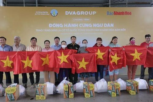 Trao tặng 3.000 lá cờ Tổ quốc cho ngư dân bám biển Trường Sa
