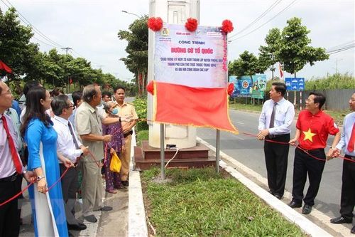 Chi hơn 1 tỷ đồng xây dựng 'Đường cờ Tổ quốc' dài nhất nước