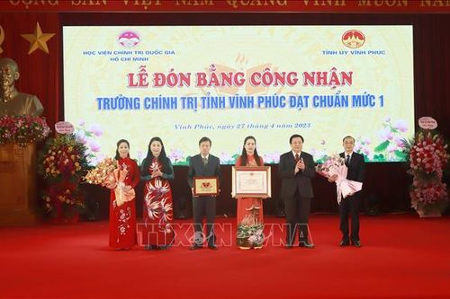 Trao Bằng công nhận đạt chuẩn mức 1 cho Trường Chính trị tỉnh Vĩnh Phúc