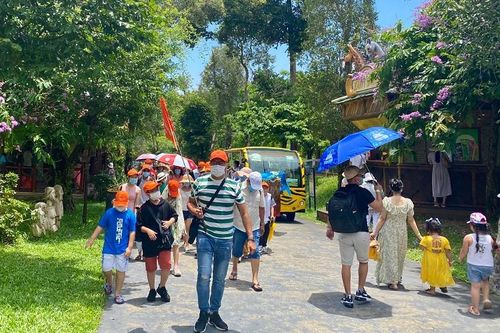 Du lịch nhộn nhịp, không quên phòng dịch