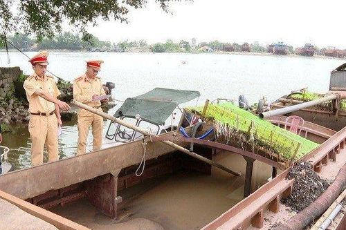 Bắt quả tang 11 đối tượng điểu khiển 3 tàu khai thác cát trái phép