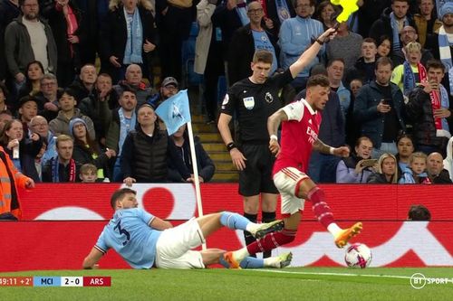 CĐV Arsenal trút giận lên trọng tài
