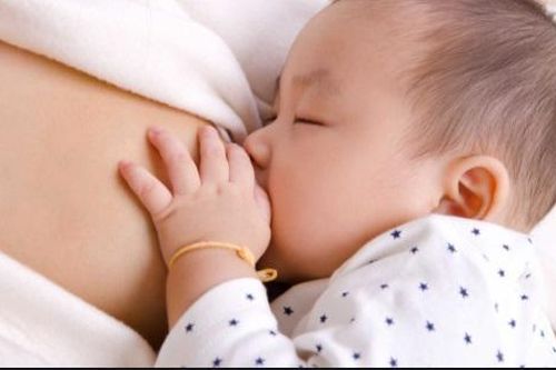 Những lợi ích từ việc nuôi con bằng sữa mẹ