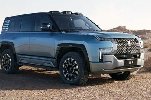 Hãng xe chuẩn bị xây nhà máy ở Việt Nam hé lộ mẫu SUV điện 1.100 mã lực, nội thất sang chảnh với 5 màn hình