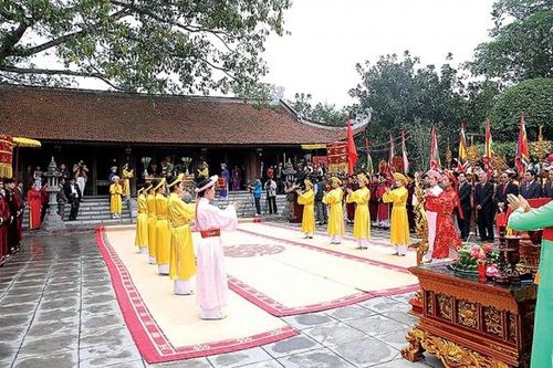 Tới Lễ hội Đền Hùng, không quên thắp hương tại đền thờ Tổ Mẫu và Quốc Tổ