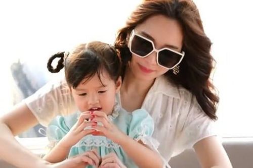 Nhóc tỳ Vbiz có tài năng hội họa, hóa ra là con của 1 Hoa hậu