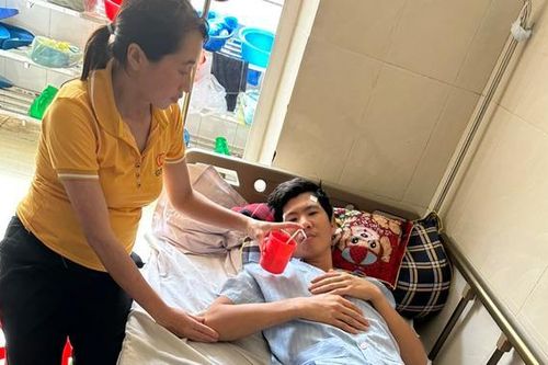 Hơn 400 triệu đồng ủng hộ nạn nhân bị cắt cụt 1 chân sau vụ nổ kinh hoàng ở Nghệ An
