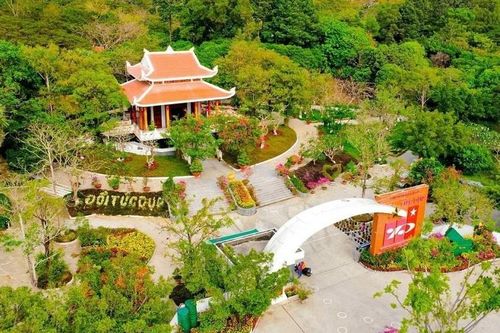 Đồi thiêng rực rỡ hoa anh hùng