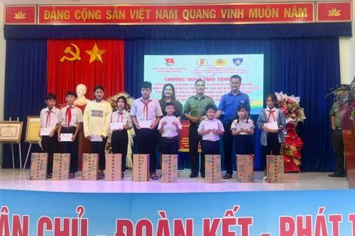 Trao 50 phần quà cho các đối tượng chính sách huyện Vạn Ninh