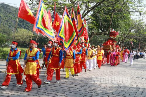 Thực hiện nghi lễ mở cửa đền tại Lễ hội Hoa Lư 2023