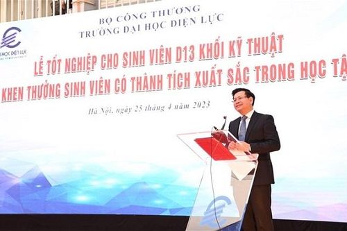 Trường Đại học Điện lực: Tưng bừng buổi Lễ tốt nghiệp trao bằng khóa D13 khối Kỹ thuật và khóa cũ