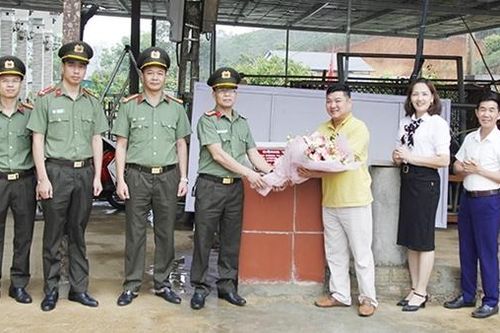 'Cõng nước' cho em