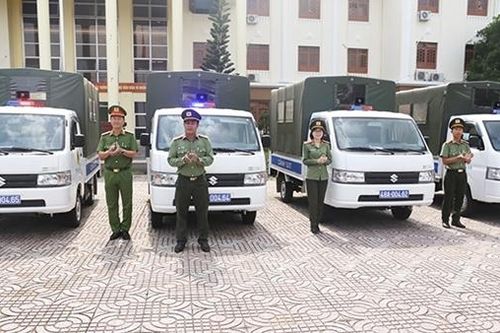 Công an Đắk Nông bàn giao ô tô tải chuyên dụng cho Công an 10 xã, thị trấn