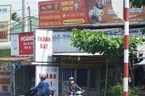 Tràn lan bảng quảng cáo website cá cược trên các tuyến đường ở Cần Thơ