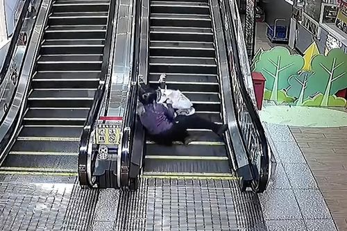 Thót tim cảnh hai bà cháu bị ngã trên thang cuốn