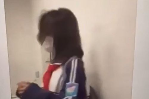 Nữ sinh lớp 8 bị bạn đánh trong nhà vệ sinh, hiệu trưởng nói gì?