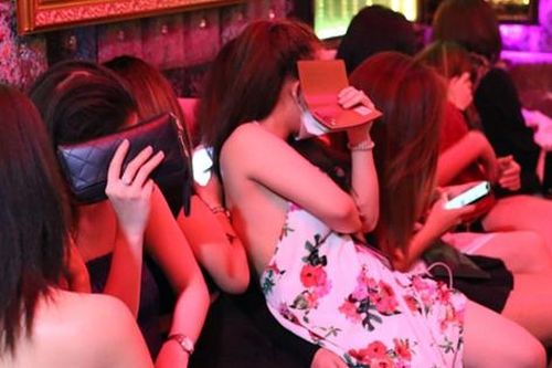 Truy tố nữ chủ quán karaoke rao bán 2 thiếu nữ