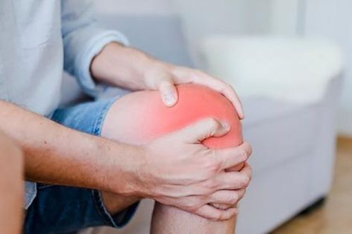 Người mắc bệnh xương khớp đối phó thế nào khi thời tiết thất thường?
