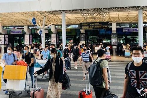 TP.HCM yêu cầu đảm bảo an toàn giao thông gắn với phòng, chống dịch COVID-19 dịp lễ 30/4-1/5