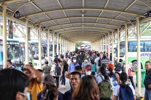 Hà Nội: Bến xe đông nghịt người dân rời phố về quê trước kỳ nghỉ lễ 30-4