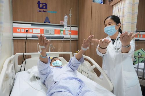 Người đàn ông bất ngờ đột quỵ trước cửa bệnh viện