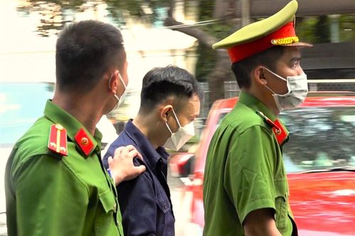 'Tú ông' hầu tòa vì môi giới bán dâm giá 15.000 USD