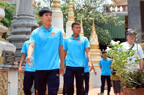 U22 Việt Nam đi chùa ở Campuchia