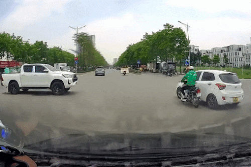 Tài xế ôtô và xe máy chèn ép nhau trên đường