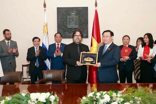 Chủ tịch Quốc hội nhận danh hiệu vị khách danh dự ở thủ đô Uruguay