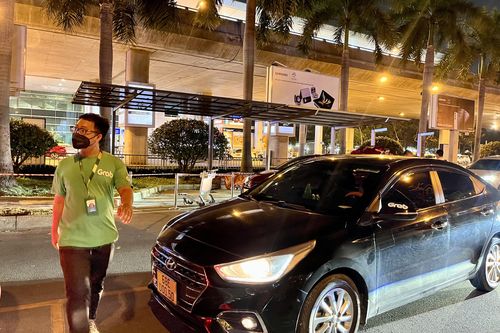 Tân Sơn Nhất lắp mái che sau phản ánh bất cập điểm đón xe công nghệ
