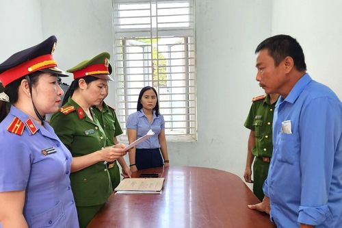 Khởi tố người đàn ông túm tóc, dùng chai thủy tinh đánh vợ