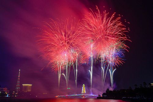 Pháo hoa rực sáng bầu trời dịp giỗ Tổ Hùng Vương