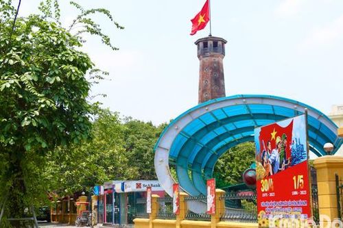 Hà Nội: Đường phố trang hoàng cờ hoa chào mừng lễ 30/4 và 1/5