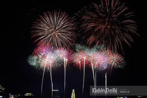 Pháo hoa rực trời tại Công viên Văn Lang trước ngày Giỗ Tổ Hùng Vương 2023