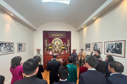Dâng hương tưởng nhớ các Vua Hùng và các bậc tiền nhân tại Pháp