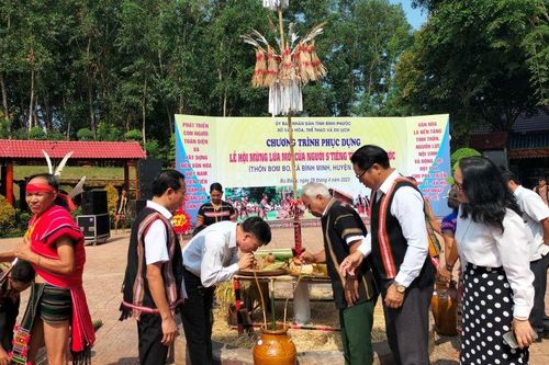 Đồng bào sóc Bom Bo tổ chức lễ hội Mừng lúa mới