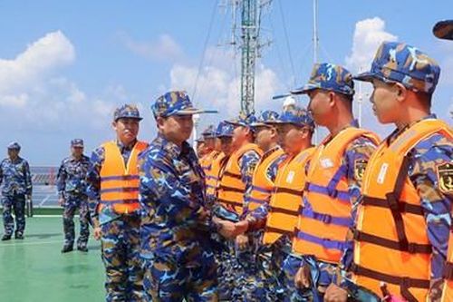 Tư lệnh Hải quân kiểm tra Trường Sa và Nhà giàn DK1