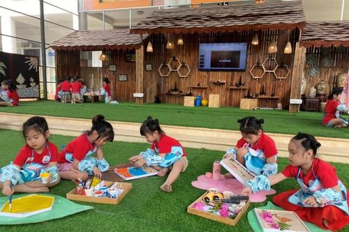 Trẻ mầm non làm quen với nghệ thuật tạo hình gốm sứ