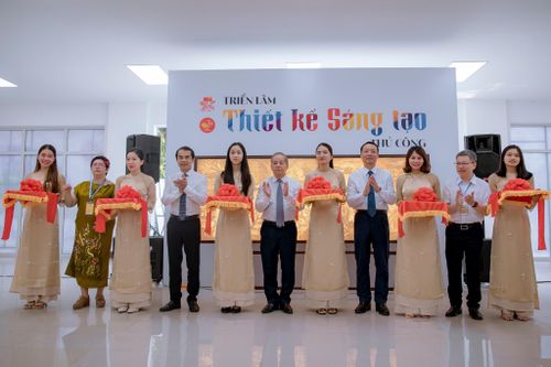 Độc đáo 'Bản đồ Việt Nam' từ hơn 100.000 cây tăm Giang