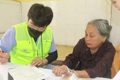 Đoàn thiện nguyện Hàn Quốc khám bệnh, trao quà tại Nghệ An