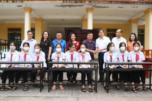 Công ty Thanh Tùng 2 tặng sản phẩm tái chế cho các trường học