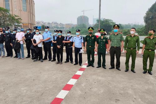 Bàn giao bốn người Trung Quốc trốn nã sang Việt Nam