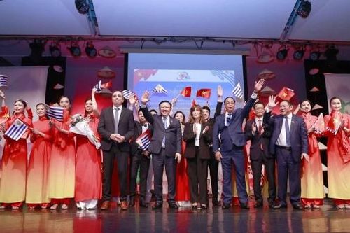 Chương trình nghệ thuật kỷ niệm 30 năm thiết lập quan hệ ngoại giao Việt Nam-Uruguay