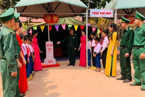 'Đường sách biên cương' chắp cánh những ước mơ xanh