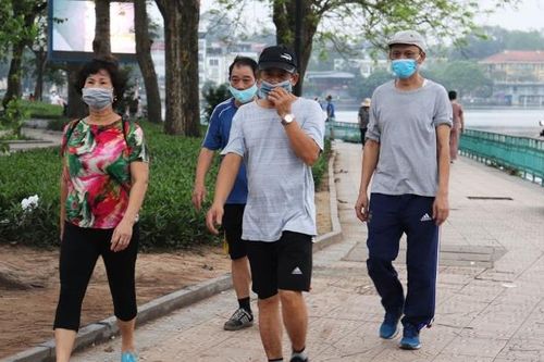 Hà Nội bắt buộc đeo khẩu trang phòng COVID-19 nơi công cộng