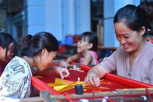 Tự hào làng nghề may cờ Tổ quốc