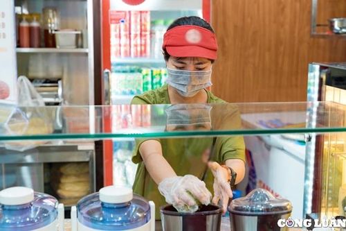 Nhiều sinh viên chọn ở lại thành phố làm thêm trong dịp lễ 30/4 – 1/5