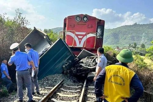 Tàu lửa tông xe tải, tài xế tử vong